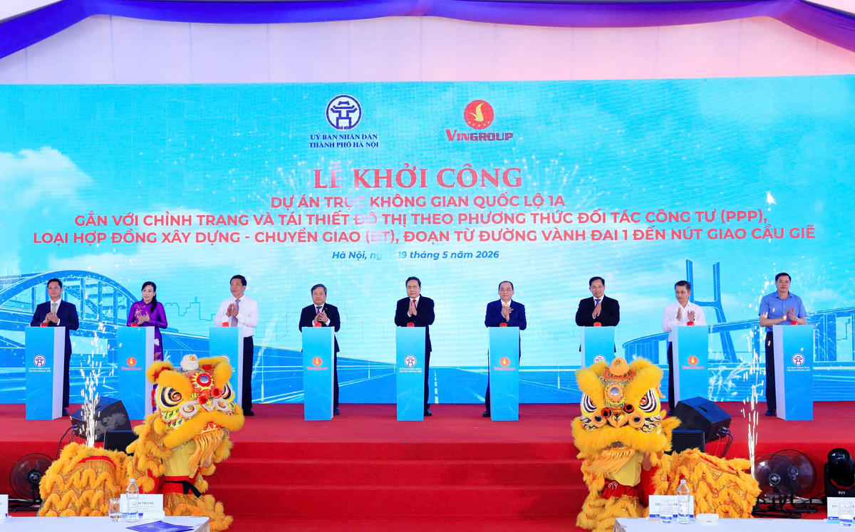 Các đại biểu thực hiện nghi thức khởi công Dự án (Ảnh: Lê Hải).