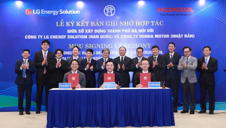 Đại diện Sở Xây dựng Hà Nội, Công ty LG Energy Solution (Hàn Quốc) và Công ty Honda Motor (Nhật Bản) ký kết biên bản ghi nhớ hợp tác (Ảnh hanoi.gov.vn).