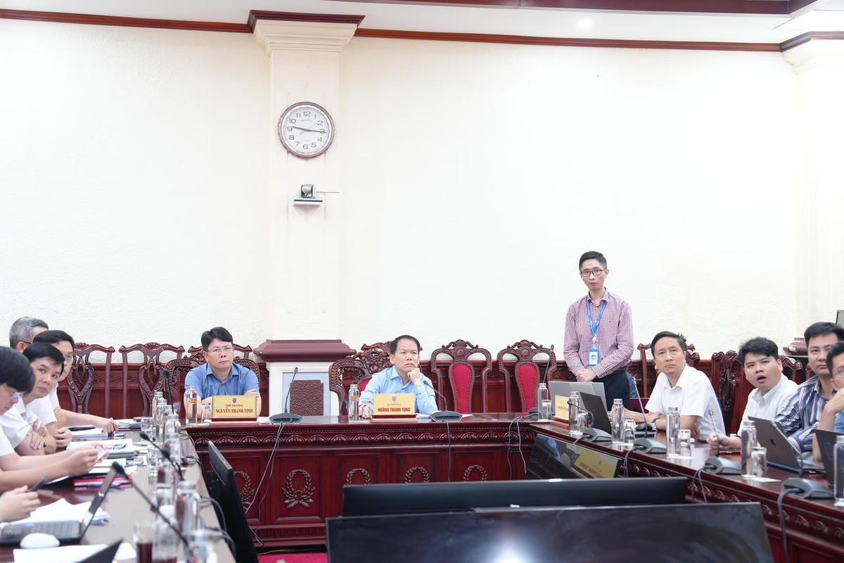 Bộ trưởng Hoàng Thanh Tùng, Thứ trưởng Nguyễn Thanh Tịnh và các đại biểu nghe giới thiệu giải pháp ứng dụng trí tuệ nhân tạo. (Ảnh: Bộ Tư pháp).