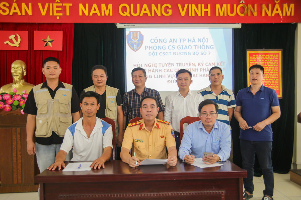 Đại diện các doanh nghiệp, lái xe vận tải ký cam kết bảo đảm TTATGT.