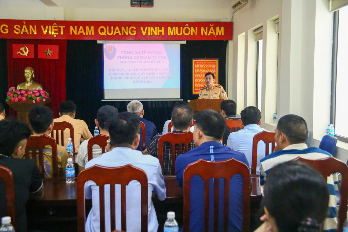 CSGT thông tin về tình hình TTATGT và trình chiếu nhiều video, hình ảnh thực tế về các vụ tai nạn giao thông liên quan đến xe tải.