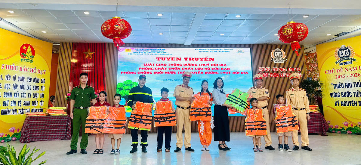 Đội cảnh sát đường thủy số 2, Phòng Cảnh sát giao thông và Đội Cảnh sát Phòng cháy chữa cháy và cứu hộ cứu nạn trên sông, Phòng Cảnh sát chữa cháy (Công an TP. Hà Nội) tuyên truyền kỹ năng phòng chống đuối nước tại trường Tiểu học An Dương, Hà Nội (Ảnh Phòng CSGT).
