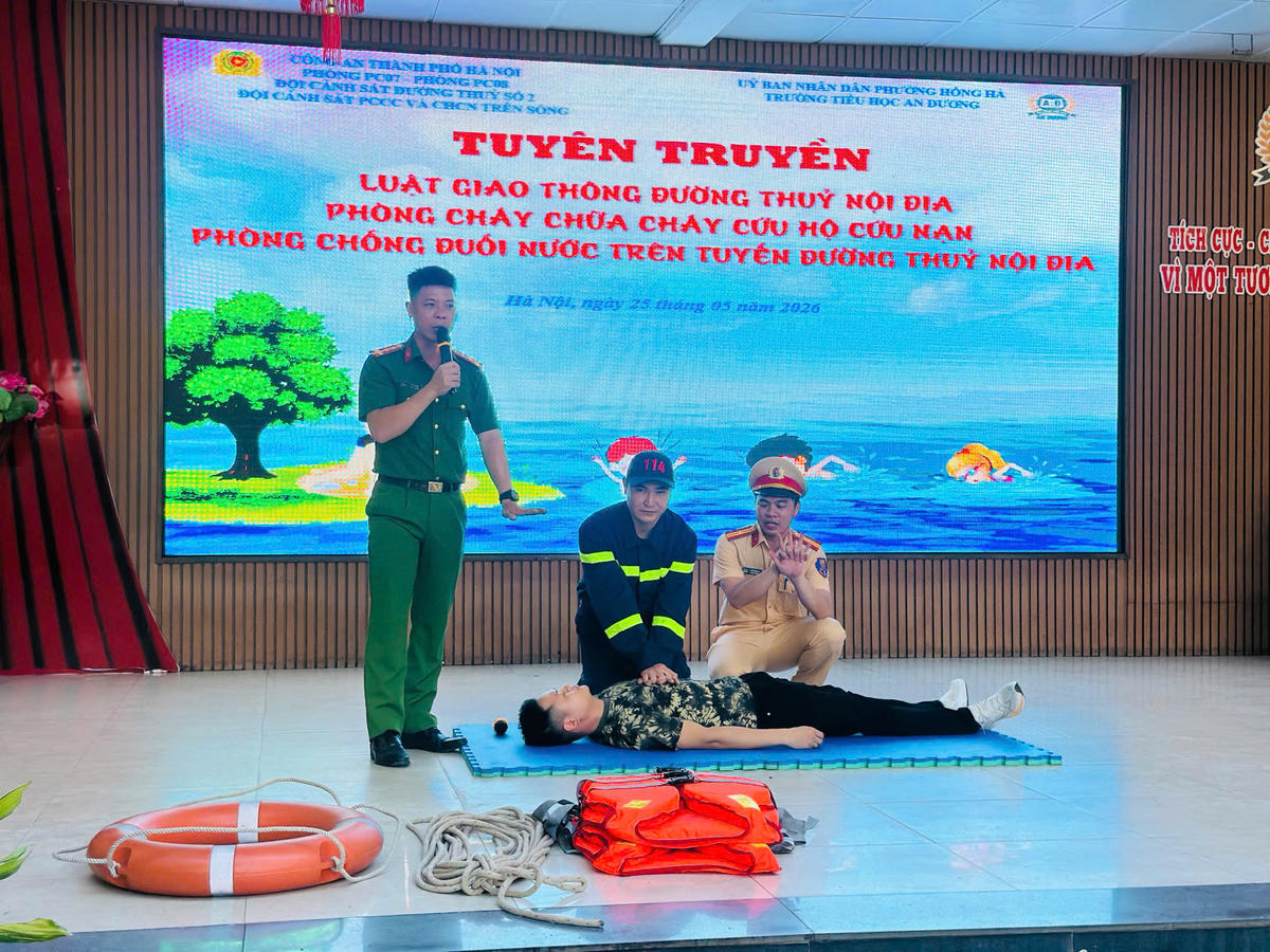 Các chiến sĩ cảnh sát hướng dẫn thực hành cứu người bị đuối nước đúng cách (Ảnh Phòng CSGT).