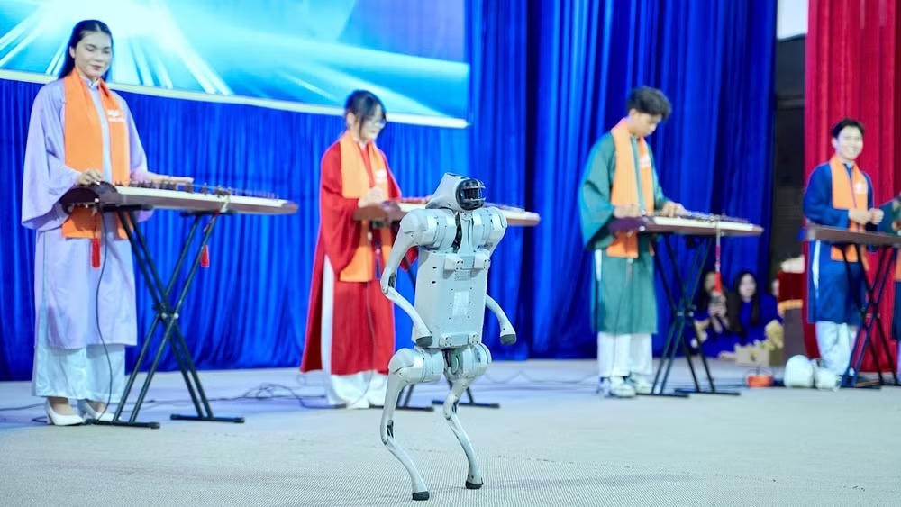 Trình diễn rô-bốt tại Cuộc thi đổi mới sáng tạo của học sinh, sinh viên Cà Mau trong khuôn khổ Tuần lễ Khoa học-Công nghệ, Văn hóa-Du lịch và Cuộc thi gạo ngon vùng Đồng bằng sông Cửu Long năm 2026. (Ảnh: Báo Nhân Dân)
