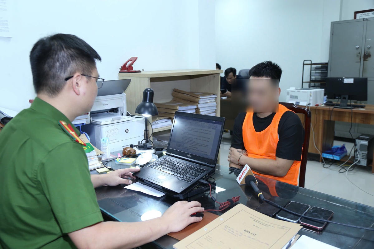 Cơ quan Cảnh sát điều tra Công an tỉnh Bắc Ninh làm việc với đối tượng trong vụ án. (Ảnh: Bộ Công an)