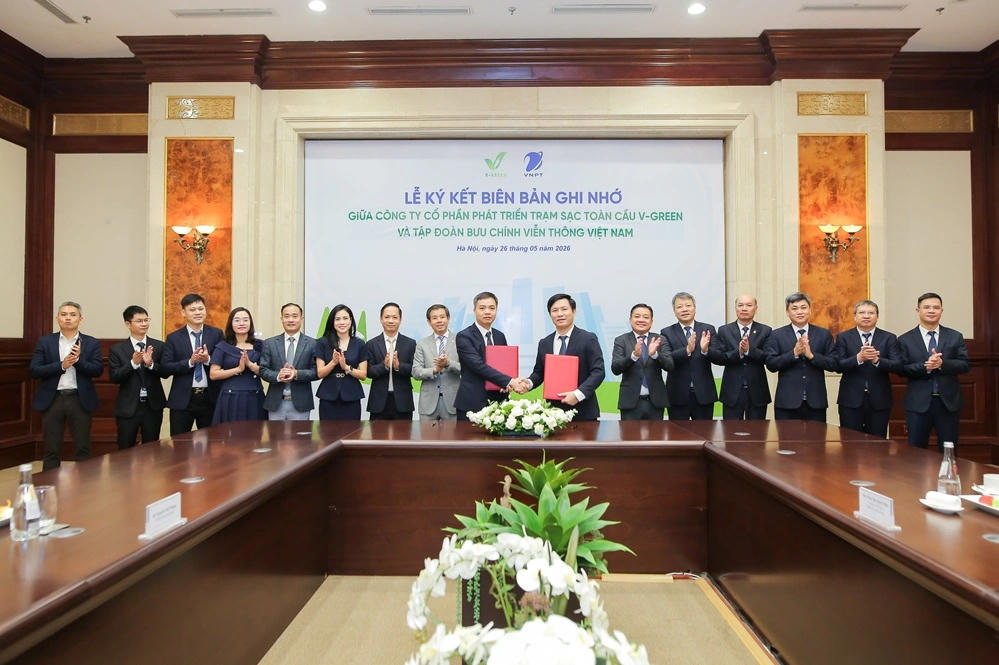 Ông Nguyễn Đình Danh – Phó Tổng Giám đốc Tập đoàn VNPT và ông Nguyễn Đức Vinh – Phó Tổng Giám đốc V-Green thực hiện ký kết Biên bản ghi nhớ hợp tác giữa VNPT và V-Green (Ảnh VNPT).