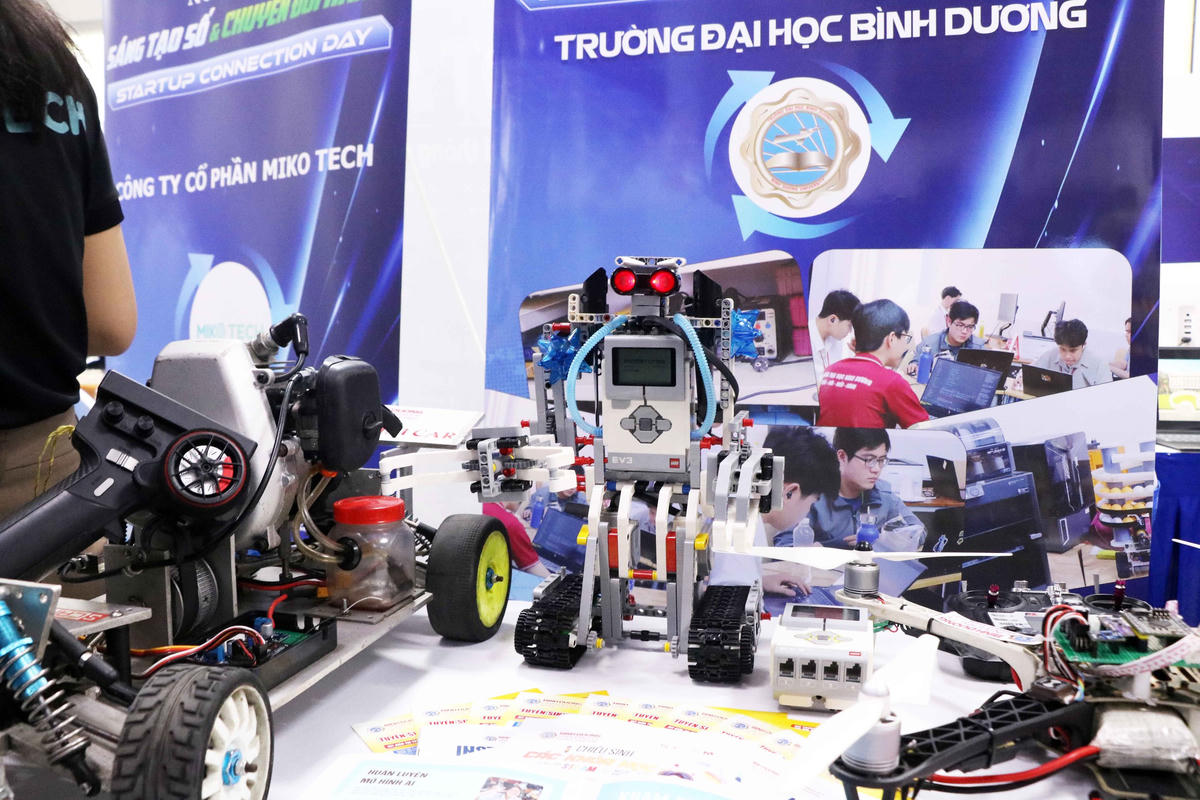 Một số mẫu robot của Trường Đại học Bình Dương tại Ngày hội Startup Connection Day. Ảnh: Trọng Nhân/Tuổi Trẻ Online
