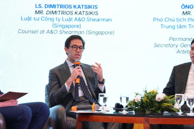 Luật sư Dimitrios Katsikis phát biểu thảo luận.