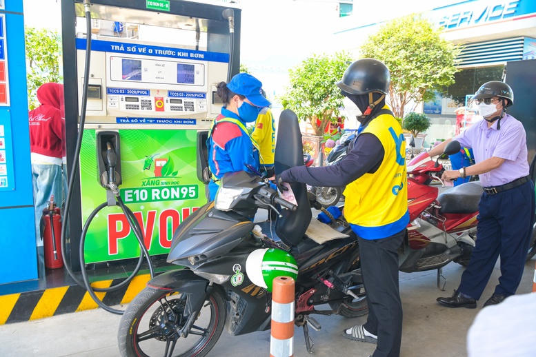 Các doanh nghiệp lớn đã chủ động triển khai phân phối xăng E10 trên toàn quốc. (Ảnh minh họa).