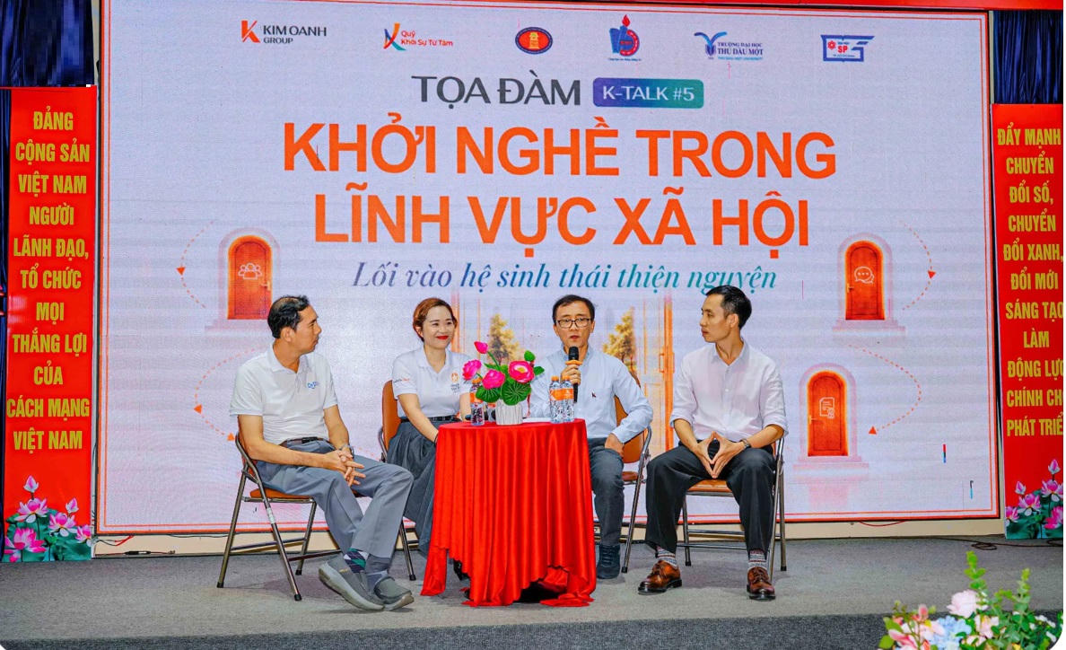 Ông Trần Công Bình, Giám đốc Quan hệ đối tác Quỹ Khởi Sự Từ Tâm, đảm nhận vai trò host chương trình, kết nối các diễn giả và người tham dự trong phần trao đổi về cơ hội nghề nghiệp, kỹ năng và trách nhiệm xã hội của người trẻ.