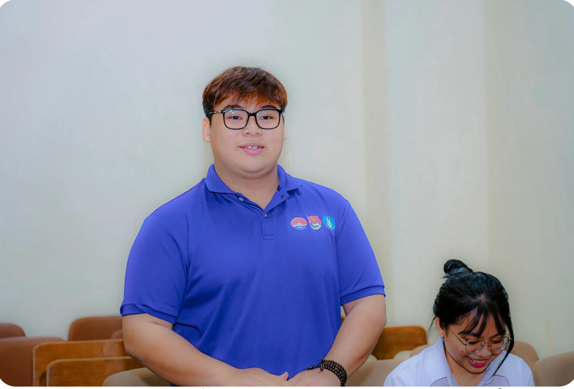 Bạn Phạm Nguyễn Đức Minh đặt câu hỏi đến các diễn giả.