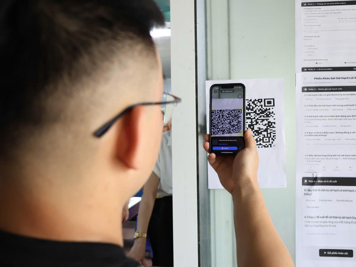 Học viên quét mã QR để để khảo sát, đánh giá chất lượng sát hạch đường trường.