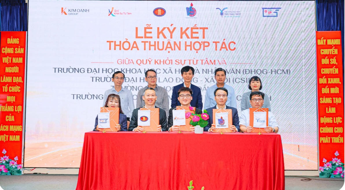 Đại diện 5 tổ chức đã ký kết thoả thuận hợp tác mở rộng cơ hội cho sinh viên ngành công tác xã hội