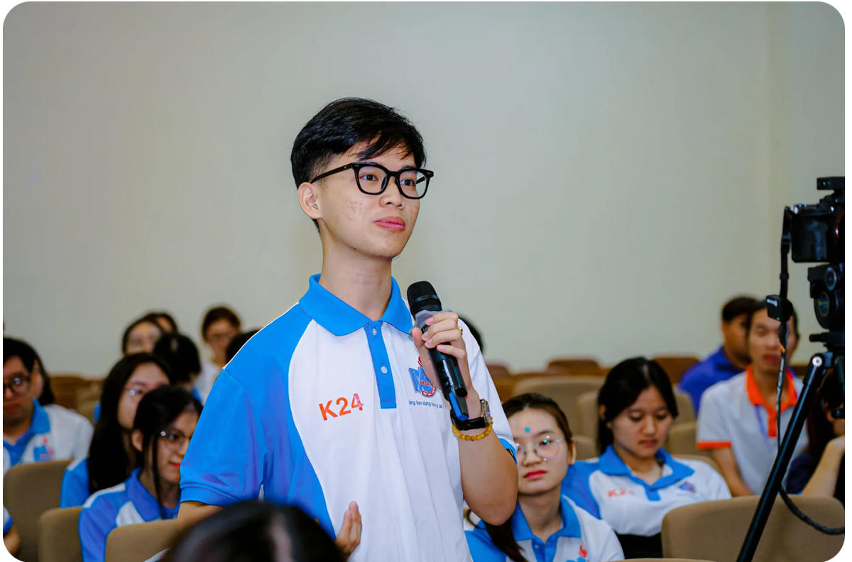  Bạn Lê Tài Lộc, sinh viên năm 2 Trường Đại học Lao động - Xã hội (Cơ sở II) đặt câu hỏi cho các diễn giả.