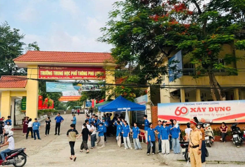 Lực lượng CSGT bảo đảm trật tự, an toàn giao thông tại cổng trường THPT. (Ảnh: Cục Cảnh sát giao thông).