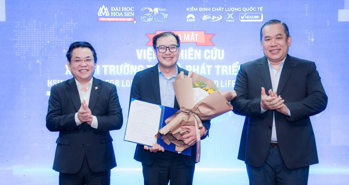 PGS.TS. Nguyễn Hữu Huy Nhựt - Hiệu trưởng và TS. Lê Văn Út - Phó Hiệu trưởng Trường Đại học Hoa Sen chúc mừng TS. Nguyễn Tuấn Dương - Viện trưởng Viện Nghiên cứu Xã hội Trường thọ và Phát triển suốt đời (HSU-ILD).