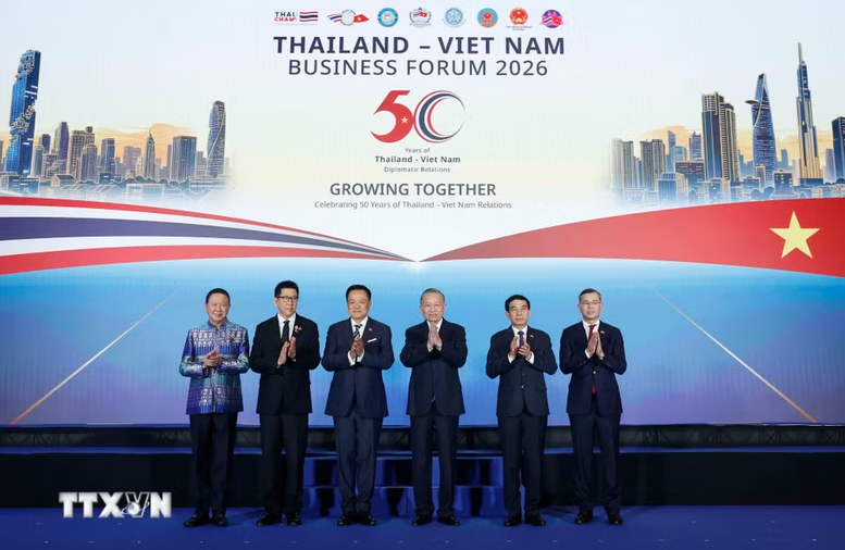 Tổng Bí thư, Chủ tịch nước Tô Lâm và Thủ tướng Thái Lan Anutin Charnvirakul cùng các đại biểu chụp ảnh chung. Ảnh: TTXVN
