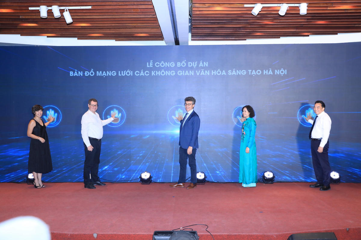 Các đại biểu thực hiện nghi lễ chính thức ra mắt Bản đồ Mạng lưới các không gian văn hóa sáng tạo Hà Nội - nền tảng kết nối cộng đồng sáng tạo của Thủ đô.