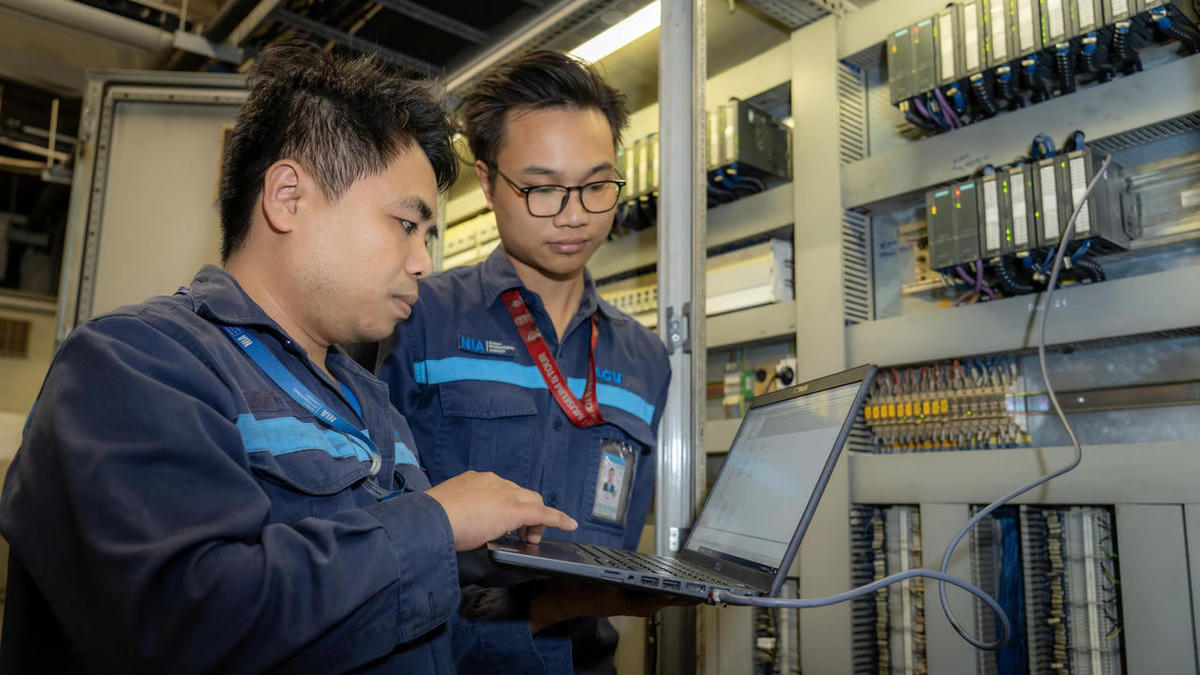 Các kỹ sư thường xuyên kiểm tra hệ thống điện, bảo đảm vận hành an toàn, tiết kiệm