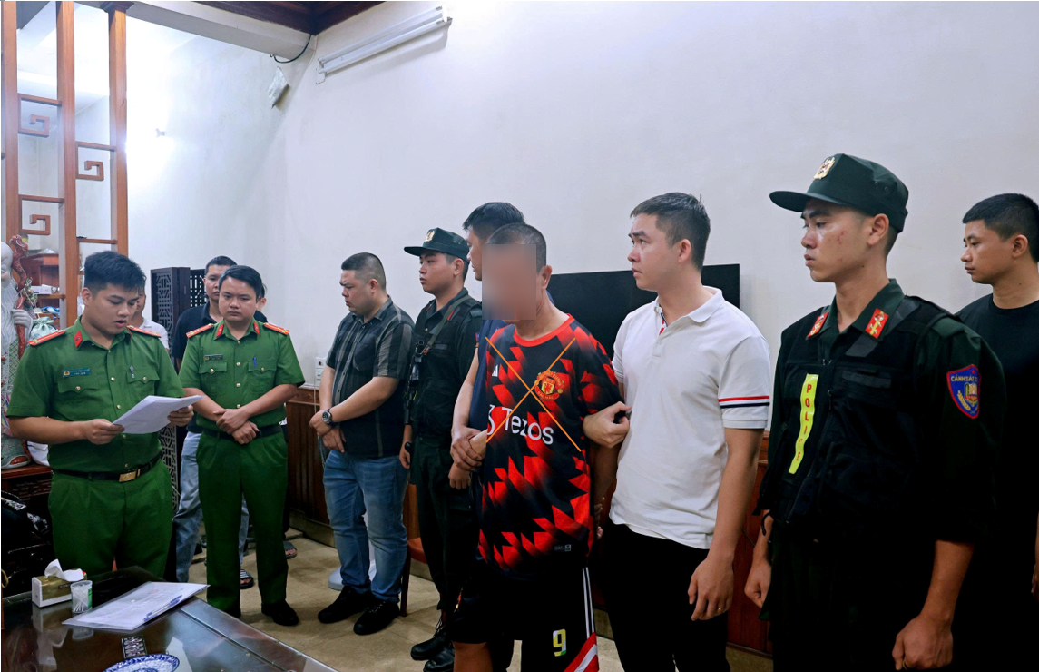 Bắt giữ “Dũng Kỷ” - đối tượng cộm cán liên quan đường dây cá độ bóng đá 1.200 tỷ đồng. Ảnh: Bộ Công an.