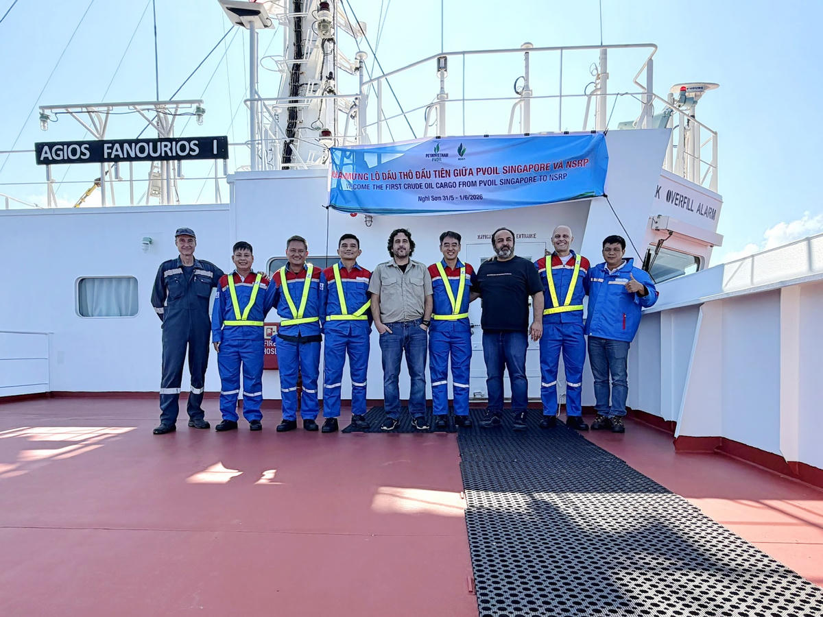 PVOSN chào mừng thủy thủ đoàn tàu AGIOS FANOURIOS I. (Ảnh: Petrovietnam).