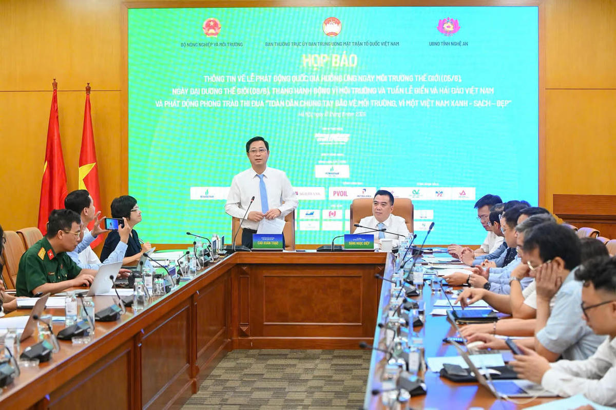 Thứ trưởng Bộ NN&MT Đặng Ngọc Điệp chủ trì họp báo. 