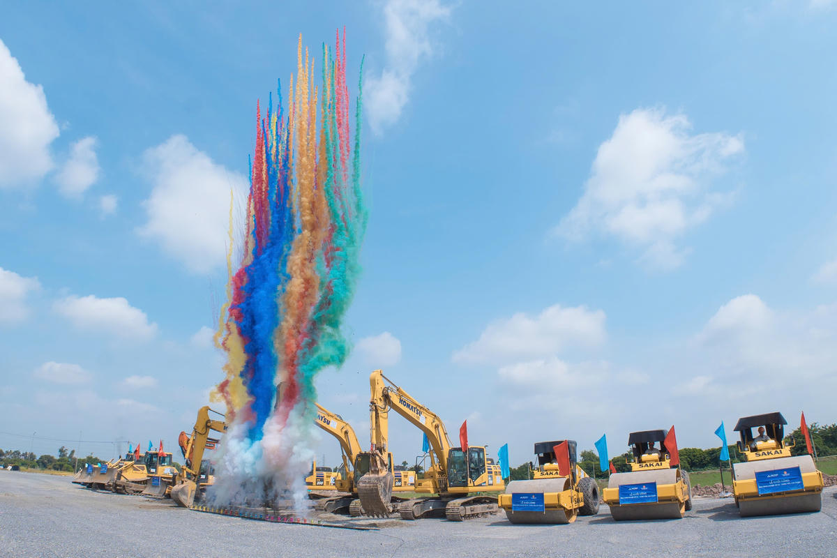 Các phương tiện cơ giới tập kết tại công trường, sẵn sàng cho giai đoạn thi công hạ tầng kỹ thuật, dự kiến bàn giao mặt bằng cho nhà đầu tư từ tháng 9/2026.