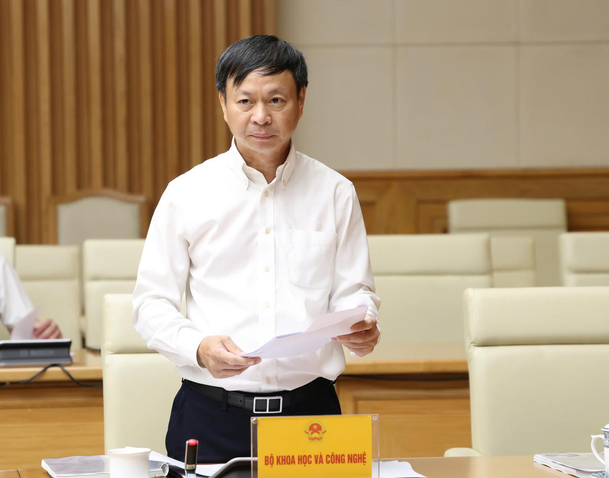Thứ trưởng Bộ Khoa học và Công nghệ Hoàng Minh báo cáo tại Hội nghị.
