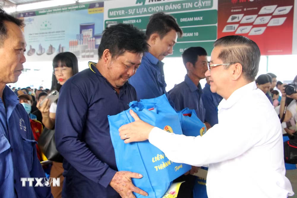 ttxvn-can-tho-to-chuc-cho-tet-cong-doan-nam-2025-7801358.jpg