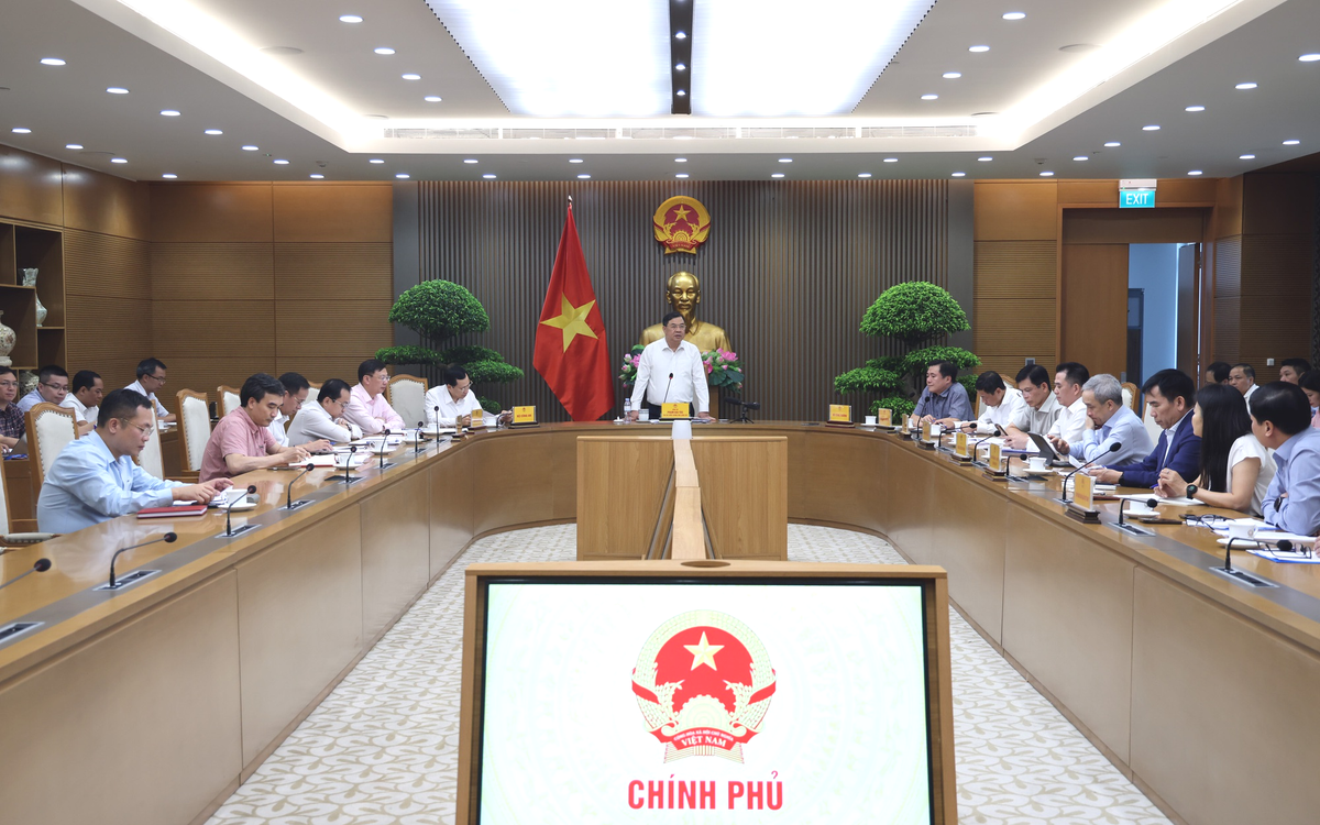 Phó Thủ tướng Thường trực Phạm Gia Túc làm việc với Bộ Công Thương và các bộ, ngành liên quan về tình hình triển khai cung ứng, phân phối xăng sinh học E10. Ảnh: VGP
