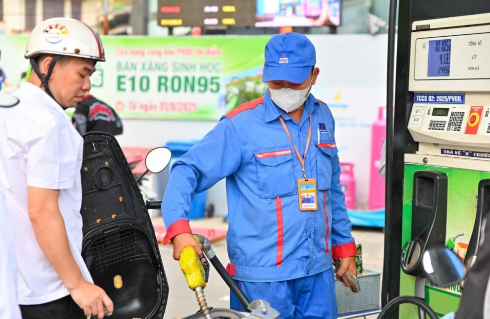 Giá xăng dầu đồng loạt giảm sâu (Ảnh minh họa).