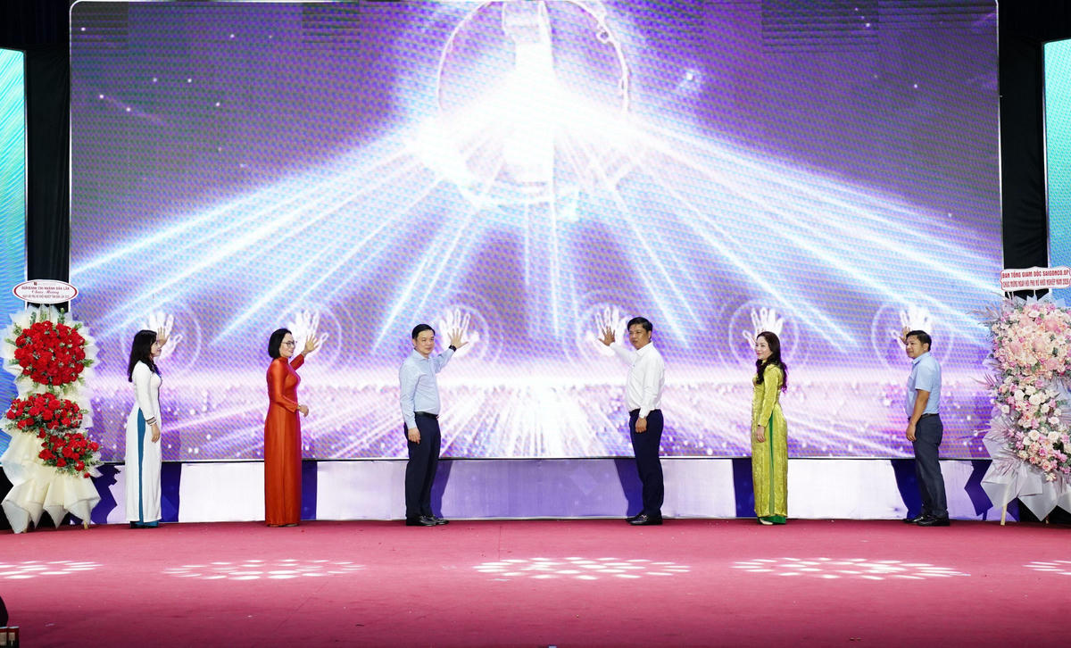 Đại biểu nhấn nút khởi động Ngày hội. (Cổng thông tin điện tử tỉnh Đắk Lắk).