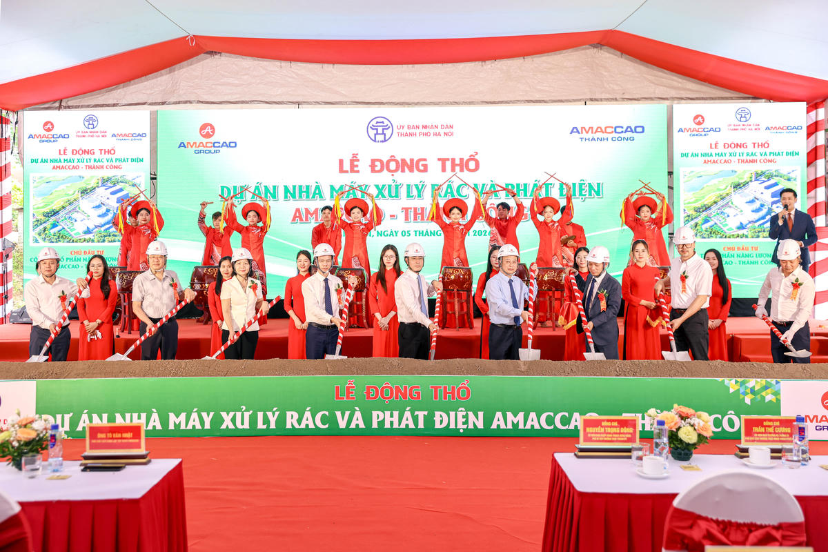 Các đại biểu thực hiện nghi thức động thổ dự án Nhà máy xử lý rác và phát điện AMACCAO - Thành Công tại Hà Nội. (Ảnh: Báo Đầu tư).