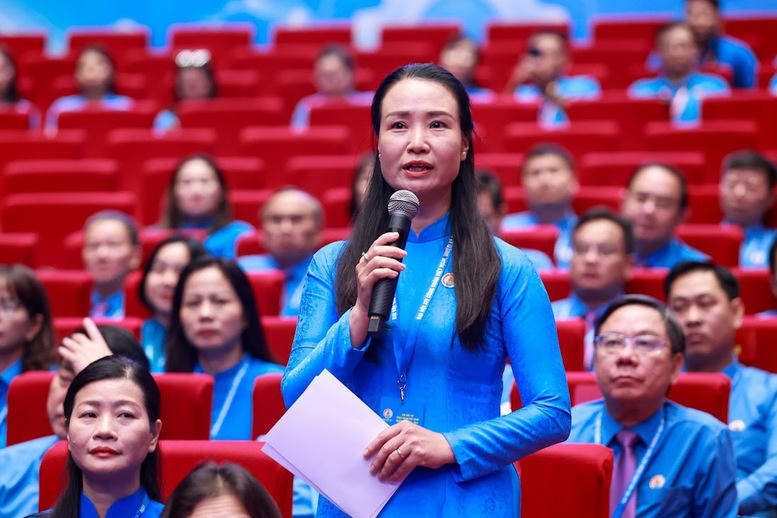 Đại biểu Nguyễn Thị Thanh, Chủ tịch Công đoàn phường Ba Đình, LĐLĐ Hà Nội, phát biểu về phát triển nhà ở cho công nhân thuê lâu dài - nền tảng ổn định nguồn nhân lực - Ảnh: VGP/Nhật Bắc