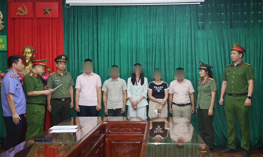Cơ quan Cảnh sát điều tra Công an tỉnh Bắc Ninh tống đạt quyết định và lệnh đối với các đối tượng. Ảnh: VOV.