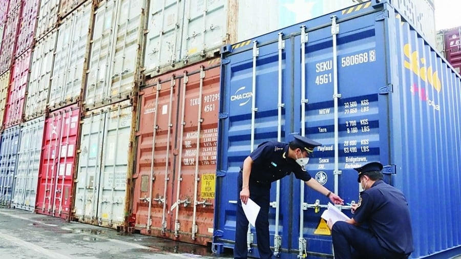 Hàng hóa xuất nhập khẩu.