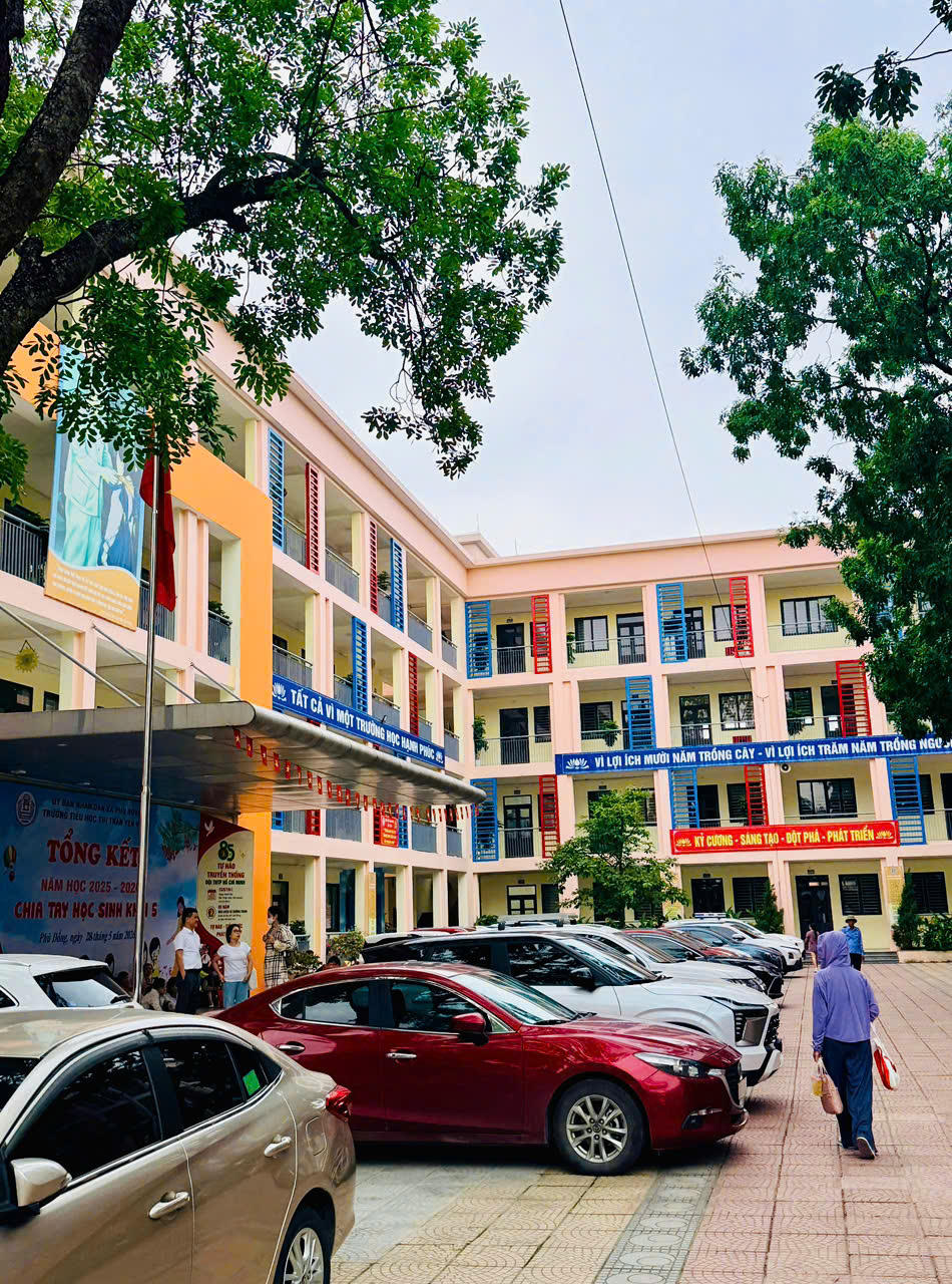 Trường Tiểu học Thị trấn Yên Viên đã bố trí điểm hỗ trợ phục vụ phụ huynh và thí sinh trong cả ba ngày 10, 11 và 12/6.