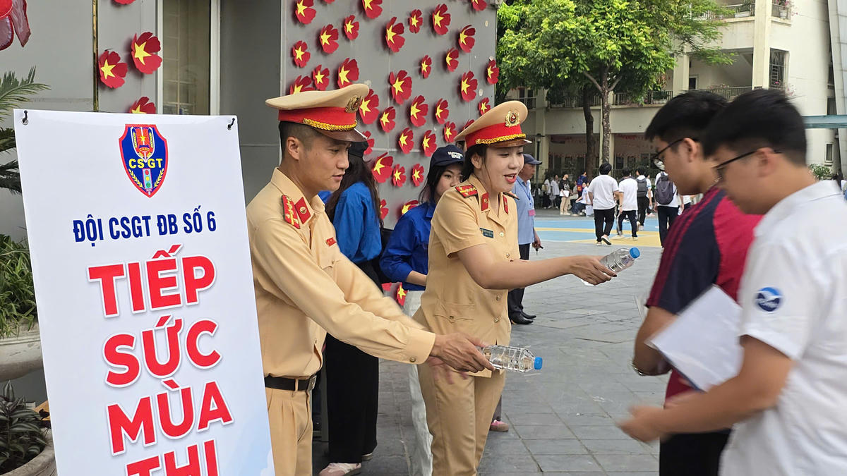 Đội Cảnh sát giao thông đường bộ số 6 đã bố trí cán bộ, chiến sĩ phối hợp với các lực lượng chức năng bảo đảm giao thông khu vực cổng trường luôn thông thoáng, an toàn.