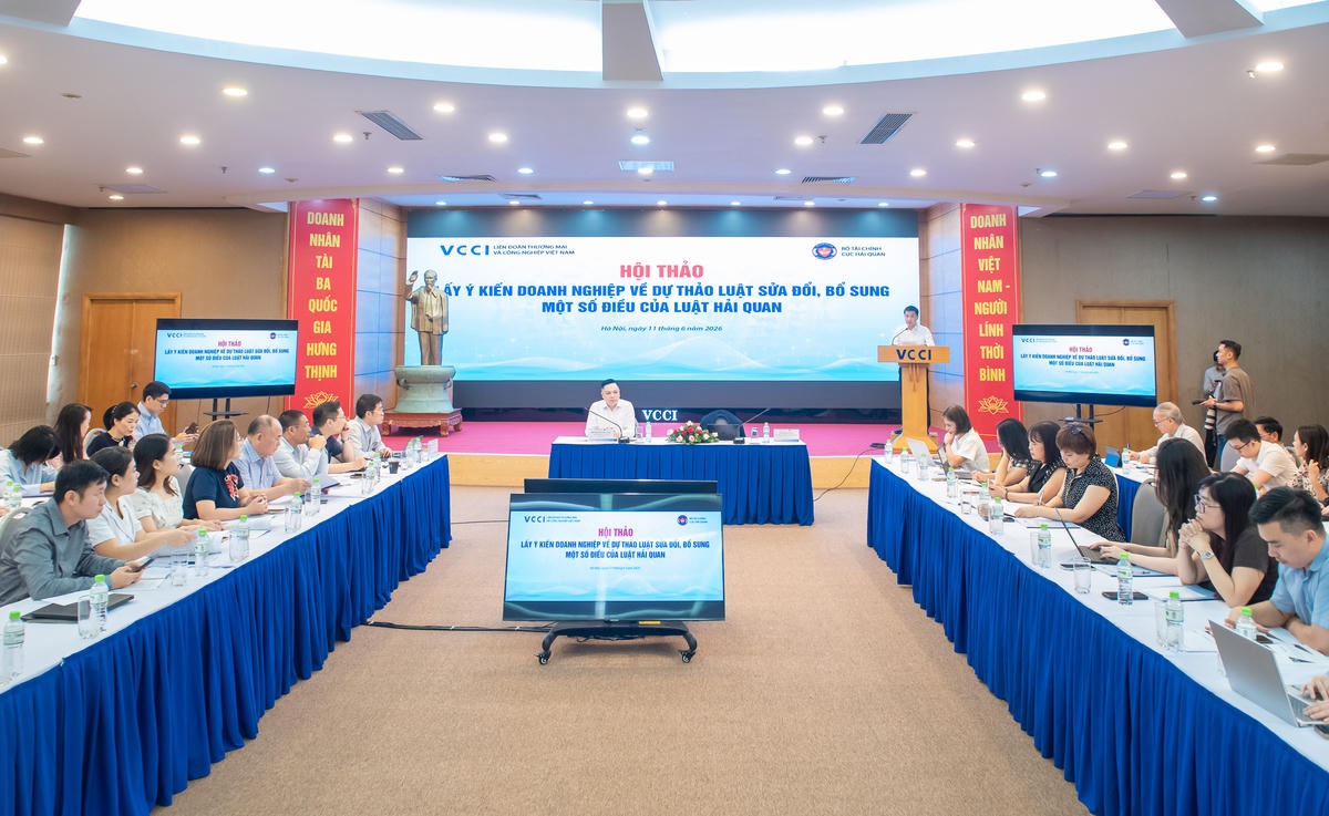 Ông Đậu Anh Tuấn, Phó Tổng thư ký kiêm Trưởng Ban pháp chế (VCCI) phát biểu khai mạc hội thảo. Ảnh: VCCI