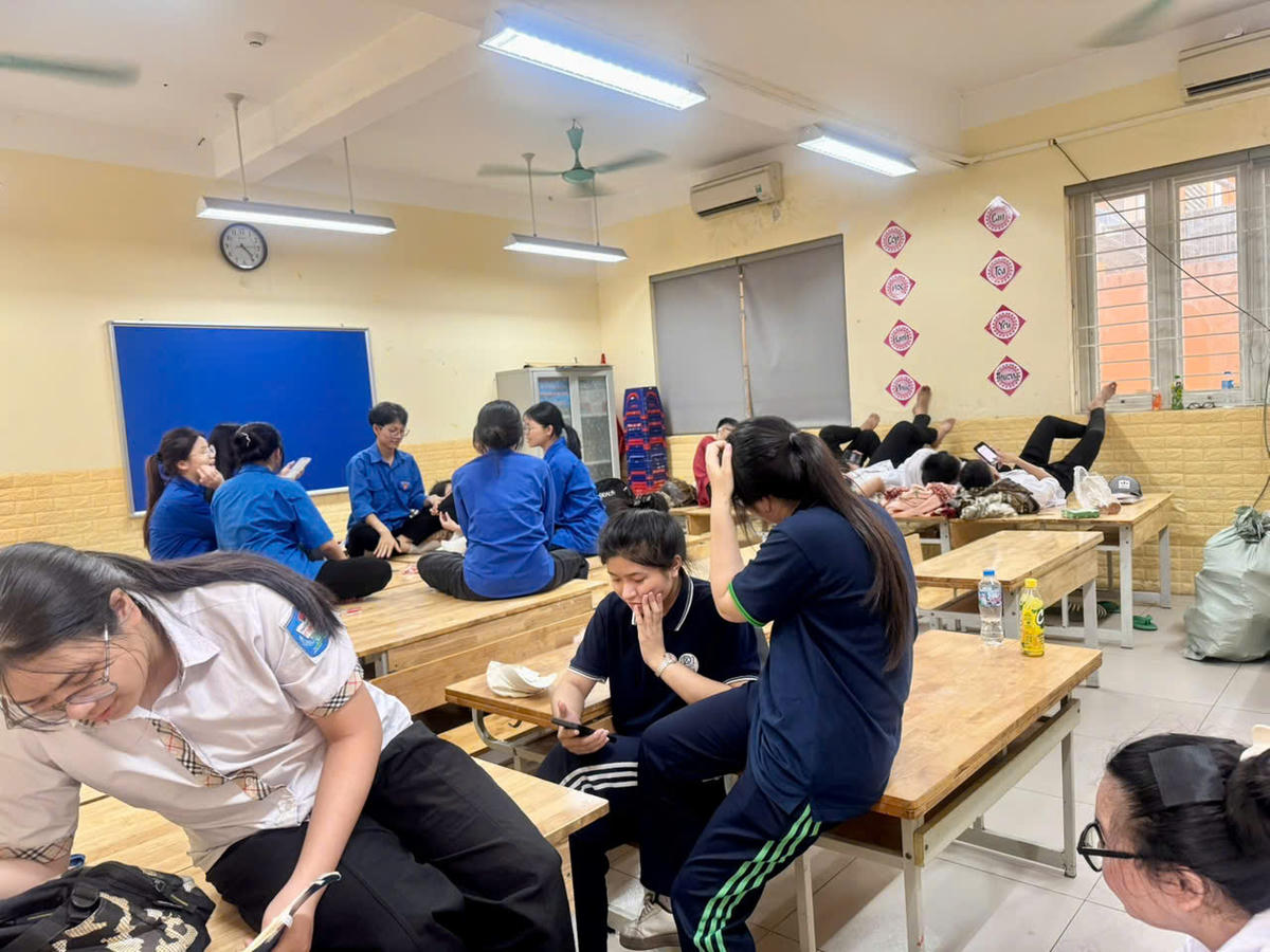 Thí sinh nghỉ ngơi, ôn tập và chuẩn bị cho buổi thi tiếp theo tại phòng học được bố trí miễn phí trong thời gian diễn ra Kỳ thi tốt nghiệp THPT năm 2026.