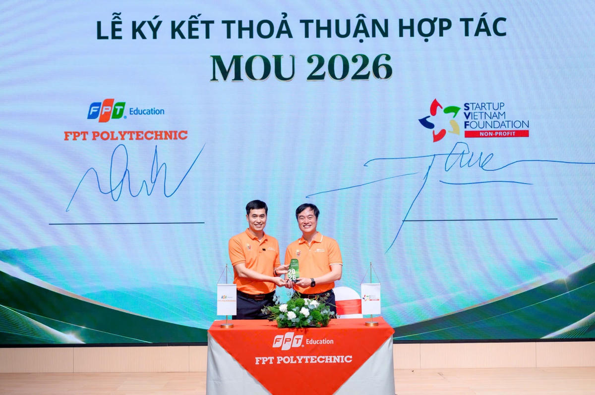 Đại diện Trường Cao đẳng FPT Polytechnic và Quỹ Khởi nghiệp Doanh nghiệp Khoa học và Công nghệ Việt Nam (Startup Vietnam Foundation-SVF) ký kết hợp tác chiến lược, nhằm triển khai các hoạt động hỗ trợ sinh viên, thanh niên, cán bộ và giảng viên trên toàn hệ thống. Ảnh: FPT