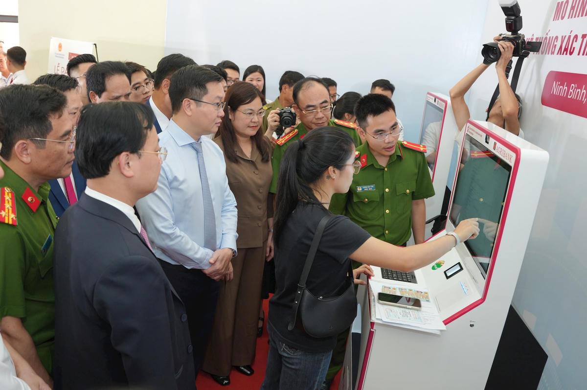 Các đại biểu trải nghiệm thực tế Kiosk thông minh.