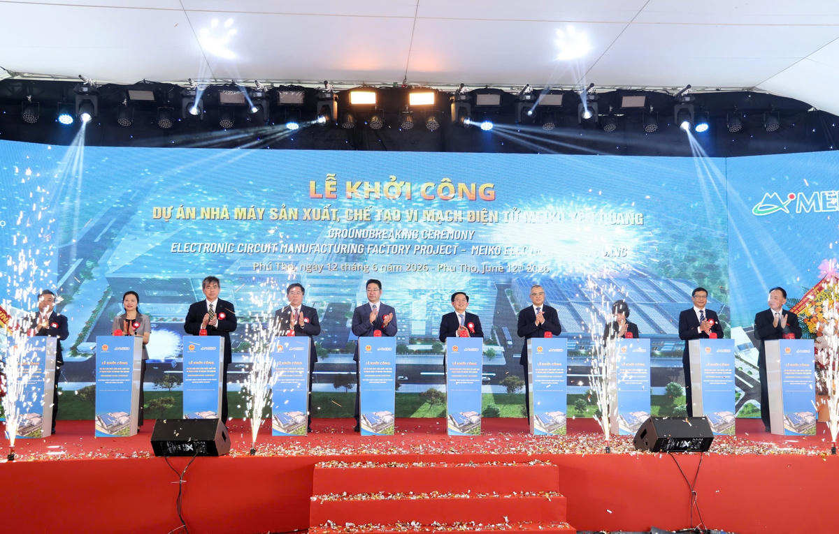 Phó Thủ tướng và các đại biểu thực hiện nghi thức khởi công Nhà máy sản xuất, chế tạo vi mạch điện tử Meiko Yên Quang. Ảnh: VGP