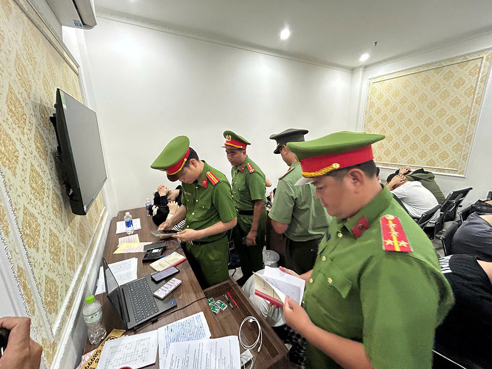 Lực lượng Công an tiến hành kiểm tra cơ sở lưu trú. Ảnh: Công an TP.HCM