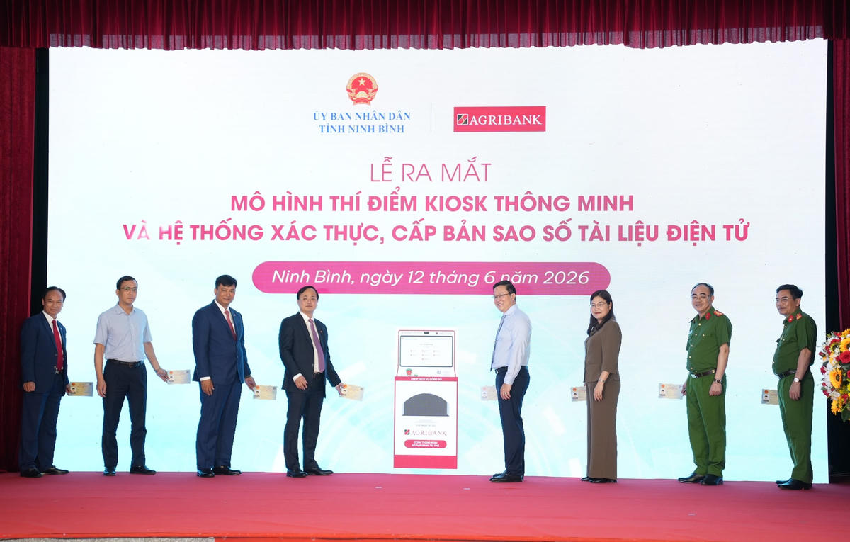 Các đại biểu thực hiện nghi thức ra mắt mô hình thí điểm Kiosk thông minh và hệ thống xác thực, cấp bản sao số tài liệu điện tử.