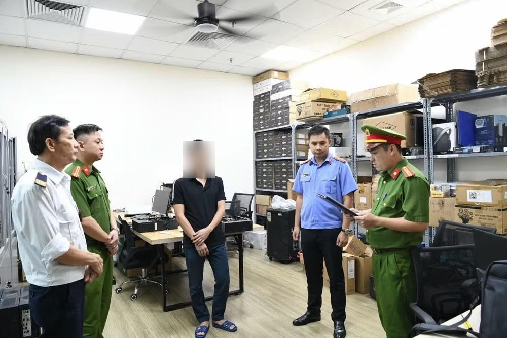 Cơ quan điều tra thi hành lệnh khám xét khẩn cấp nơi làm việc đối với Khuất Tiến Minh, Giám đốc Công ty TNHH Một thành viên Giải pháp công nghệ Tek-solution.