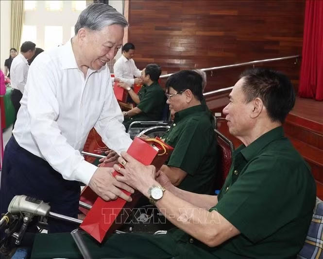 Tổng Bí thư, Chủ tịch nước Tô Lâm tặng quà người có công. Ảnh: TTXVN.
