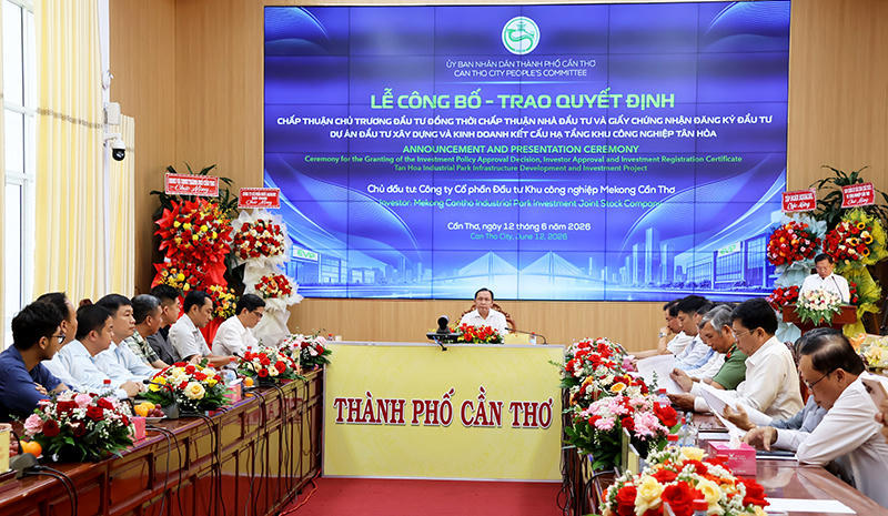 UBND TP. Cần Thơ tổ chức lễ công bố và trao quyết định chấp thuận chủ trương đầu tư, đồng thời chấp thuận nhà đầu tư và giấy chứng nhận đăng ký đầu tư đối với hai dự án khu công nghiệp Tân Hòa và Đại Ngãi. Ảnh: Báo Cần Thơ