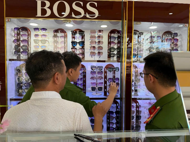 Kinh doanh hàng giả mạo nhãn hiệu gần 300 triệu đồng, chủ cửa hàng bị khởi tố