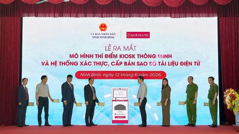 Các đại biểu ra mắt Kiosk thông minh tại phường Đông Hoa Lư, tỉnh Ninh Bình.